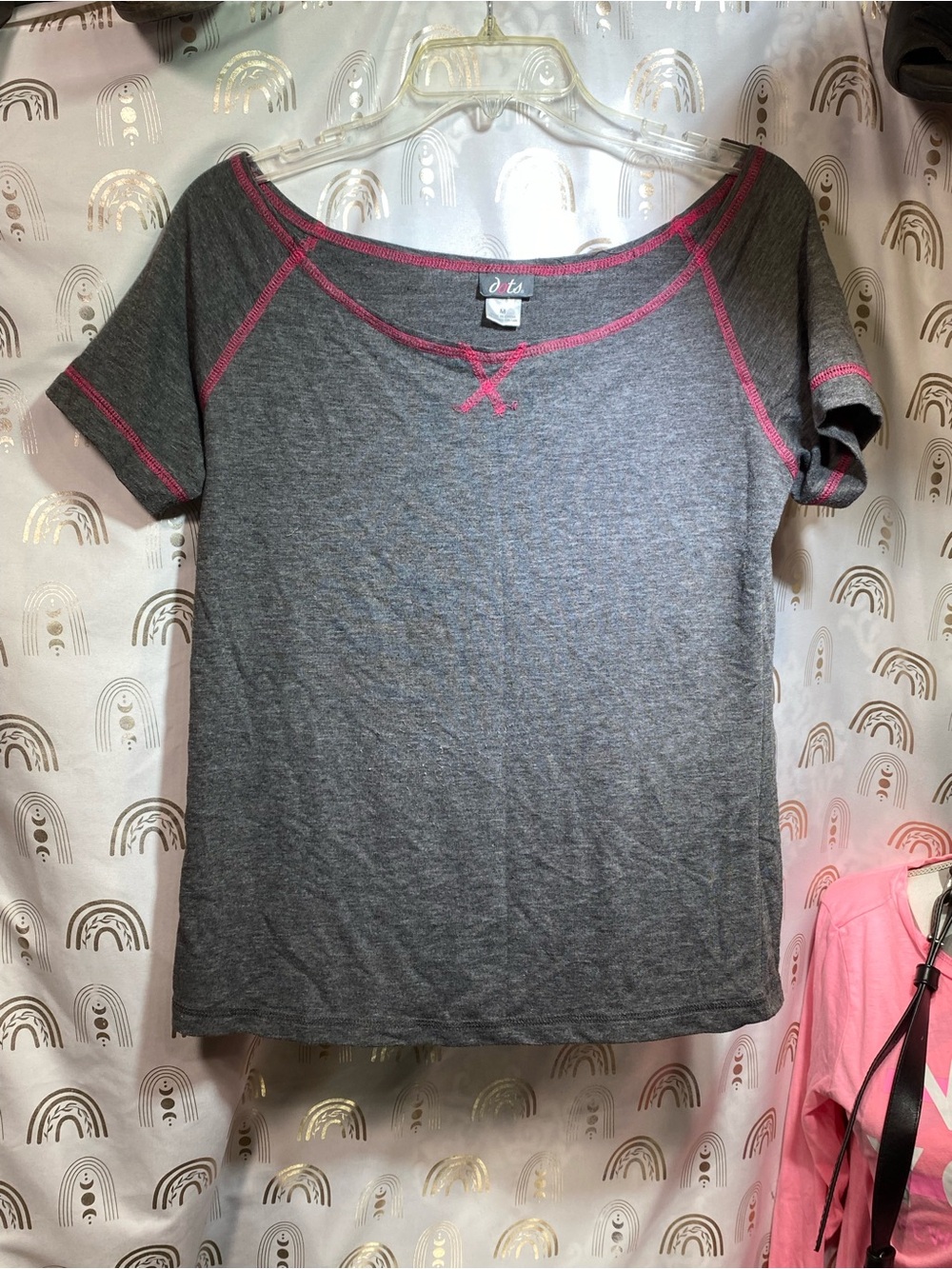 Dots Gray Short Sleeve Scoop Neck Tee with Pink Stitching